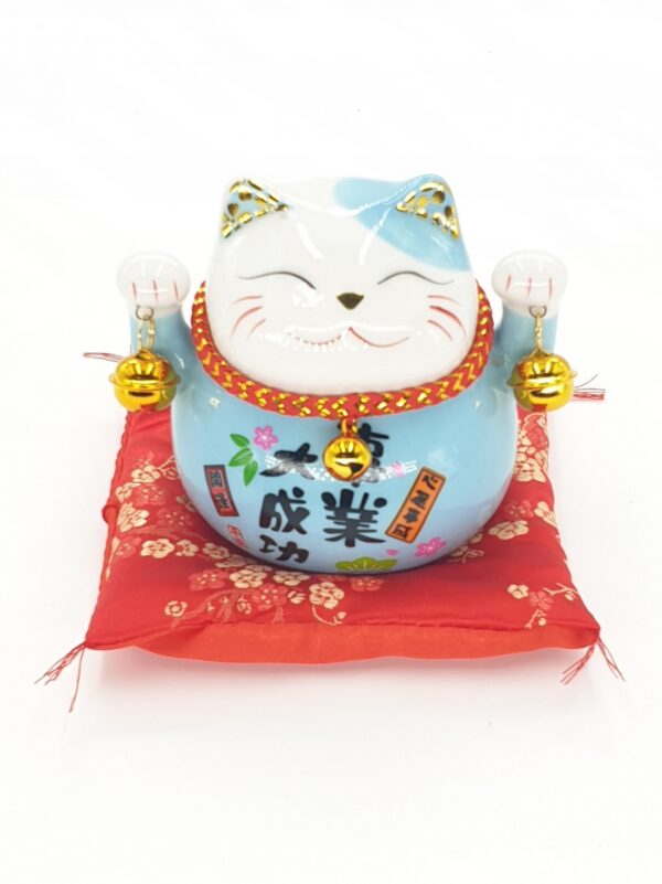 Groothandel - Lucky Cat Spaarpot op kussen met 2 belletjes Blauw en Rose