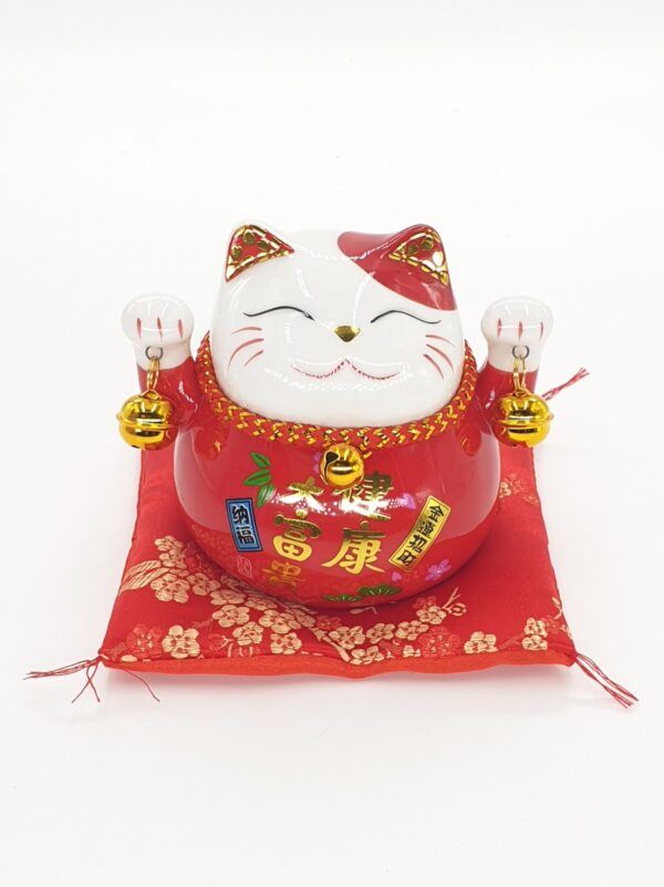 Groothandel - Lucky Cat Spaarpot op kussen met 2 belletjes Rood en Paars