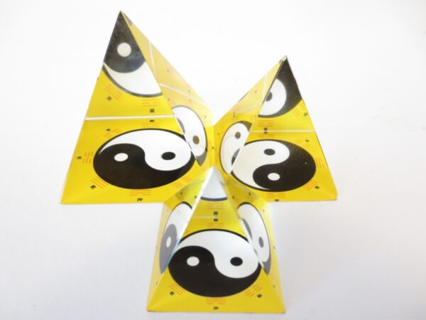 Kristallen piramide ying yang geel 5x5