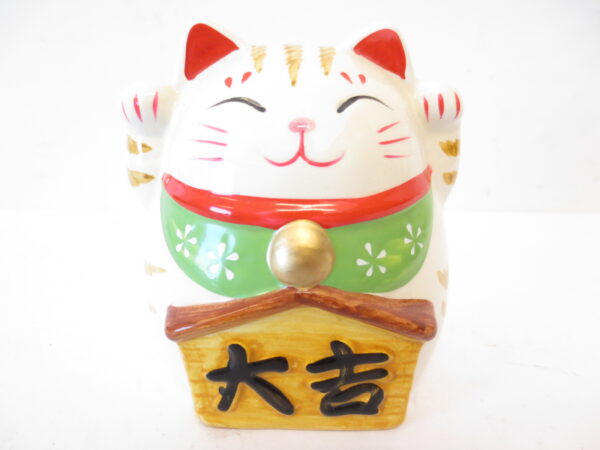 Lucky Cat op rood kussen