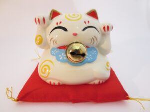 Lucky Cat Wit met bel op rood kussen A