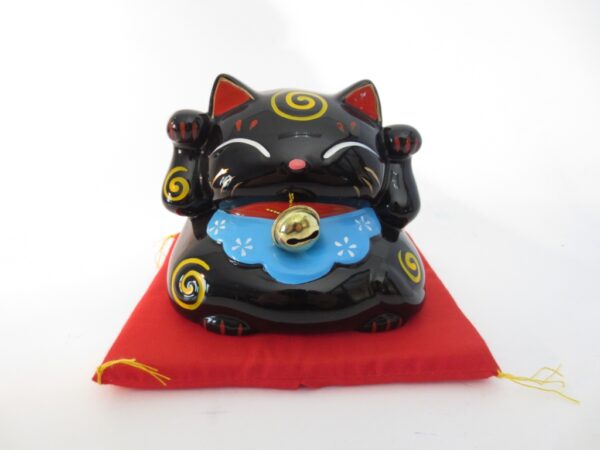 Lucky Cat zwart met bel op rood kussen A