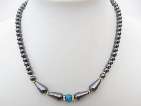 Ketting met een blauwe kraal