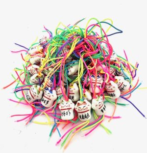 Groothandel Kleurrijke Gelukskat Hangers – Maneki Neko (50 stuks)