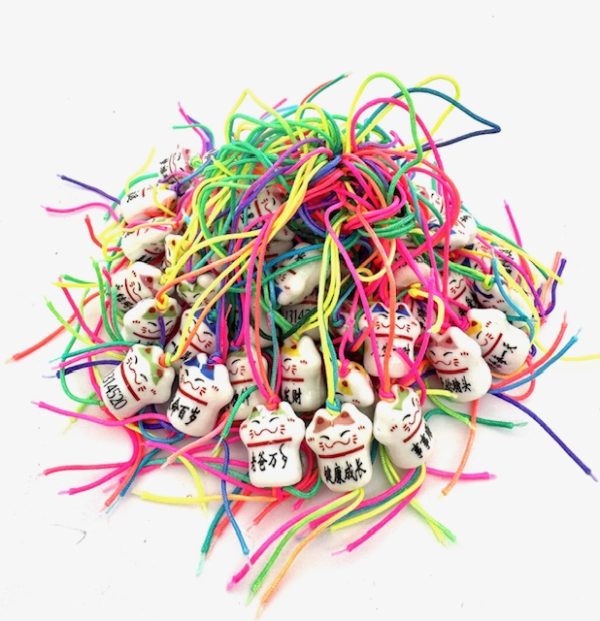 Groothandel Kleurrijke Gelukskat Hangers – Maneki Neko (50 stuks)