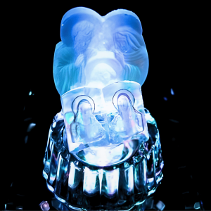 Kristallen beeld Geestelijken metbijbel